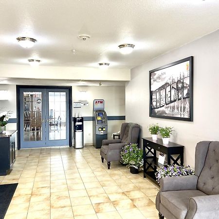 Super 8 By Wyndham Whitecourt Otel Dış mekan fotoğraf