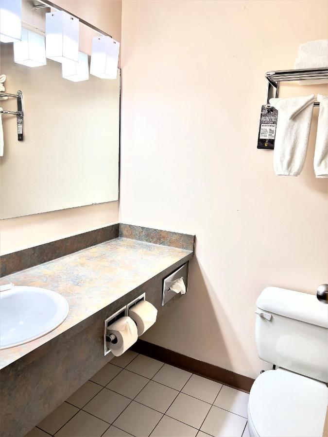 Super 8 By Wyndham Whitecourt Otel Dış mekan fotoğraf