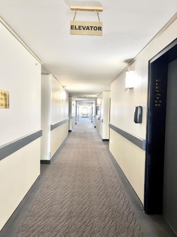 Super 8 By Wyndham Whitecourt Otel Dış mekan fotoğraf