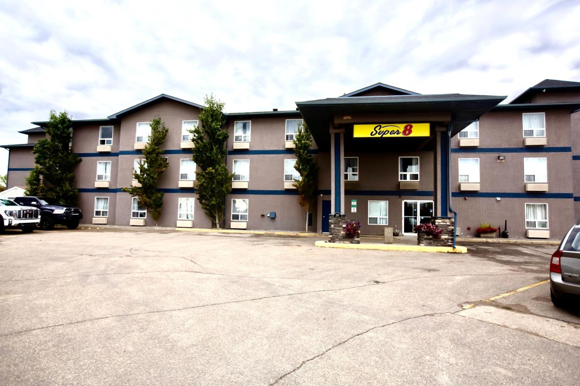 Super 8 By Wyndham Whitecourt Otel Dış mekan fotoğraf