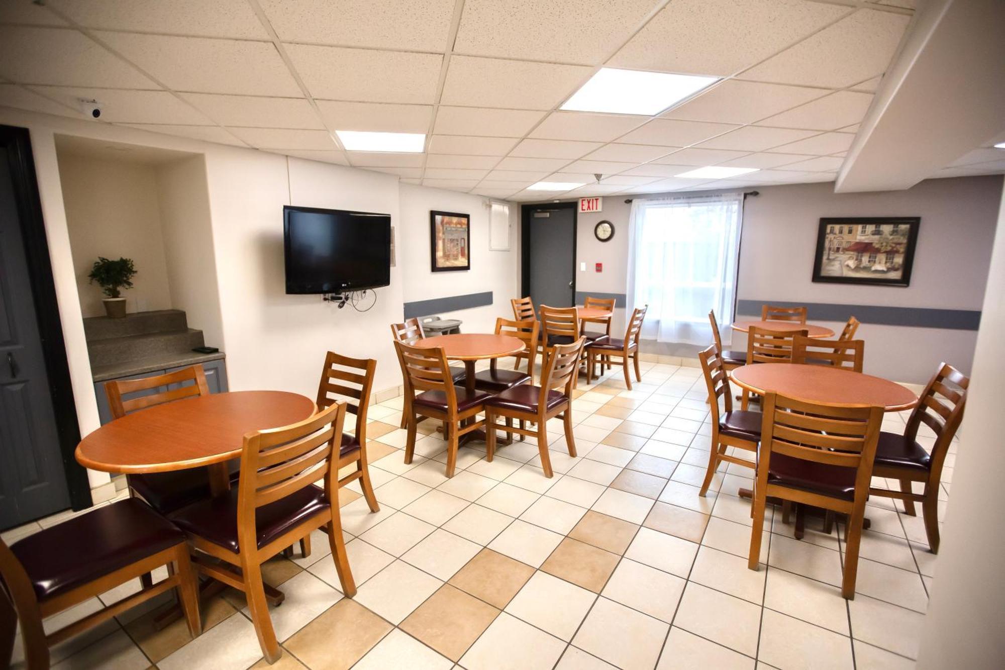 Super 8 By Wyndham Whitecourt Otel Dış mekan fotoğraf
