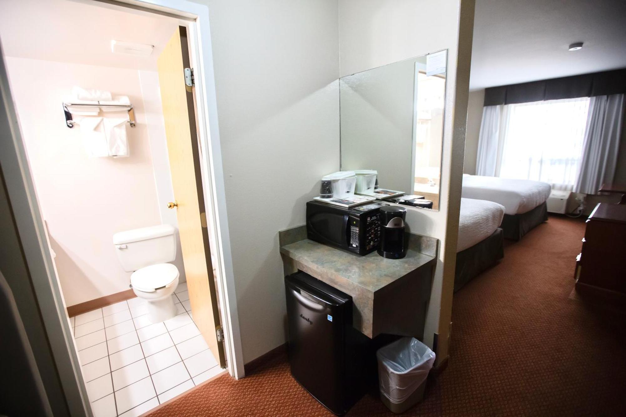 Super 8 By Wyndham Whitecourt Otel Dış mekan fotoğraf