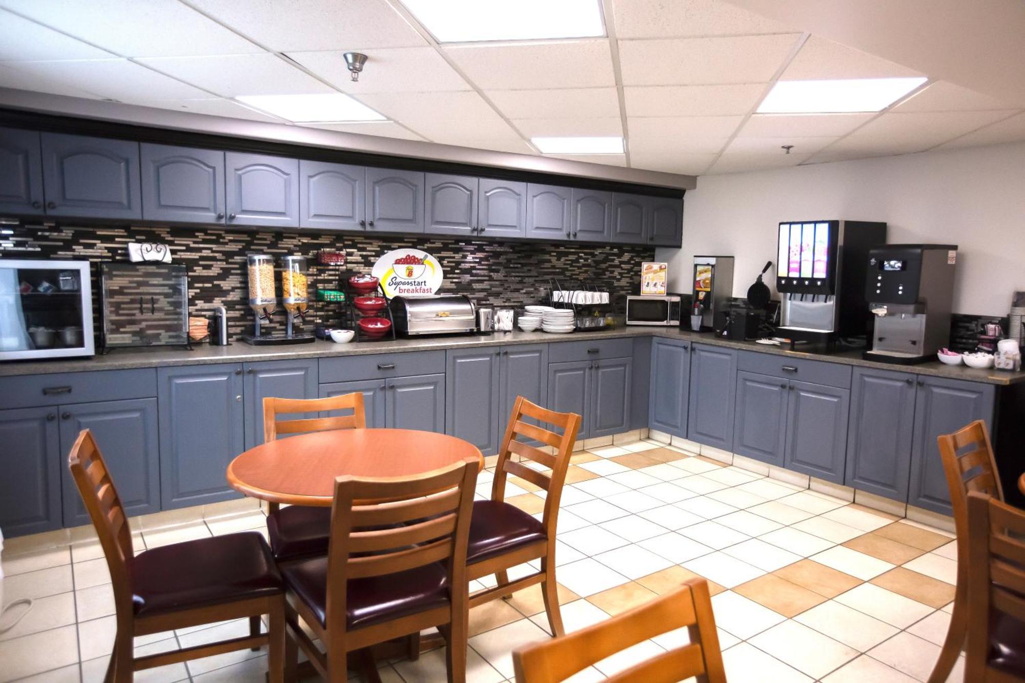 Super 8 By Wyndham Whitecourt Otel Dış mekan fotoğraf