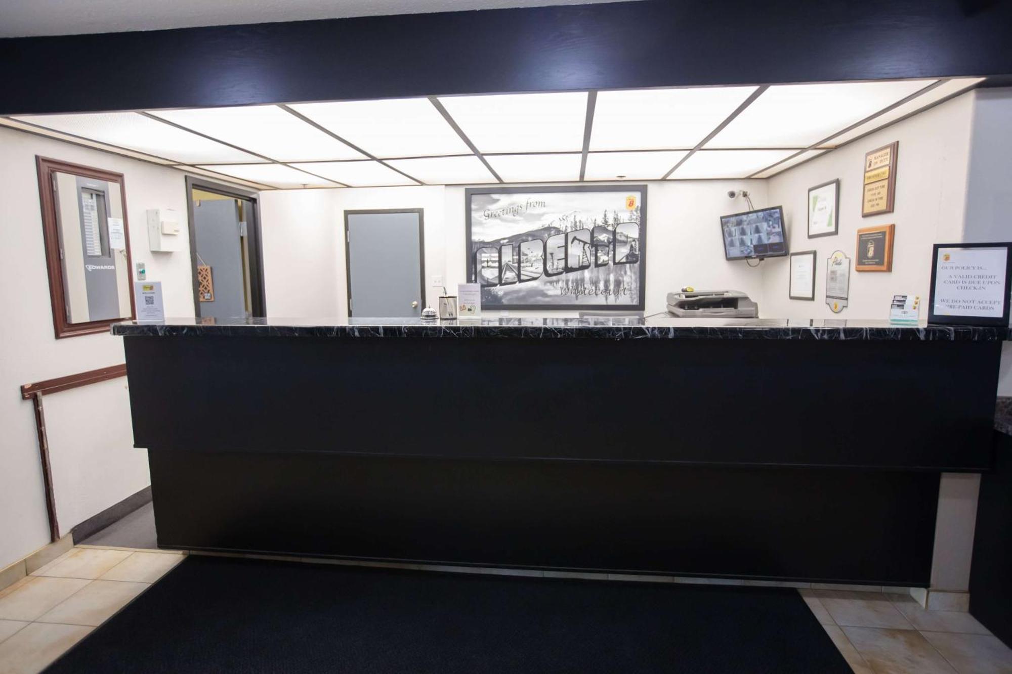 Super 8 By Wyndham Whitecourt Otel Dış mekan fotoğraf