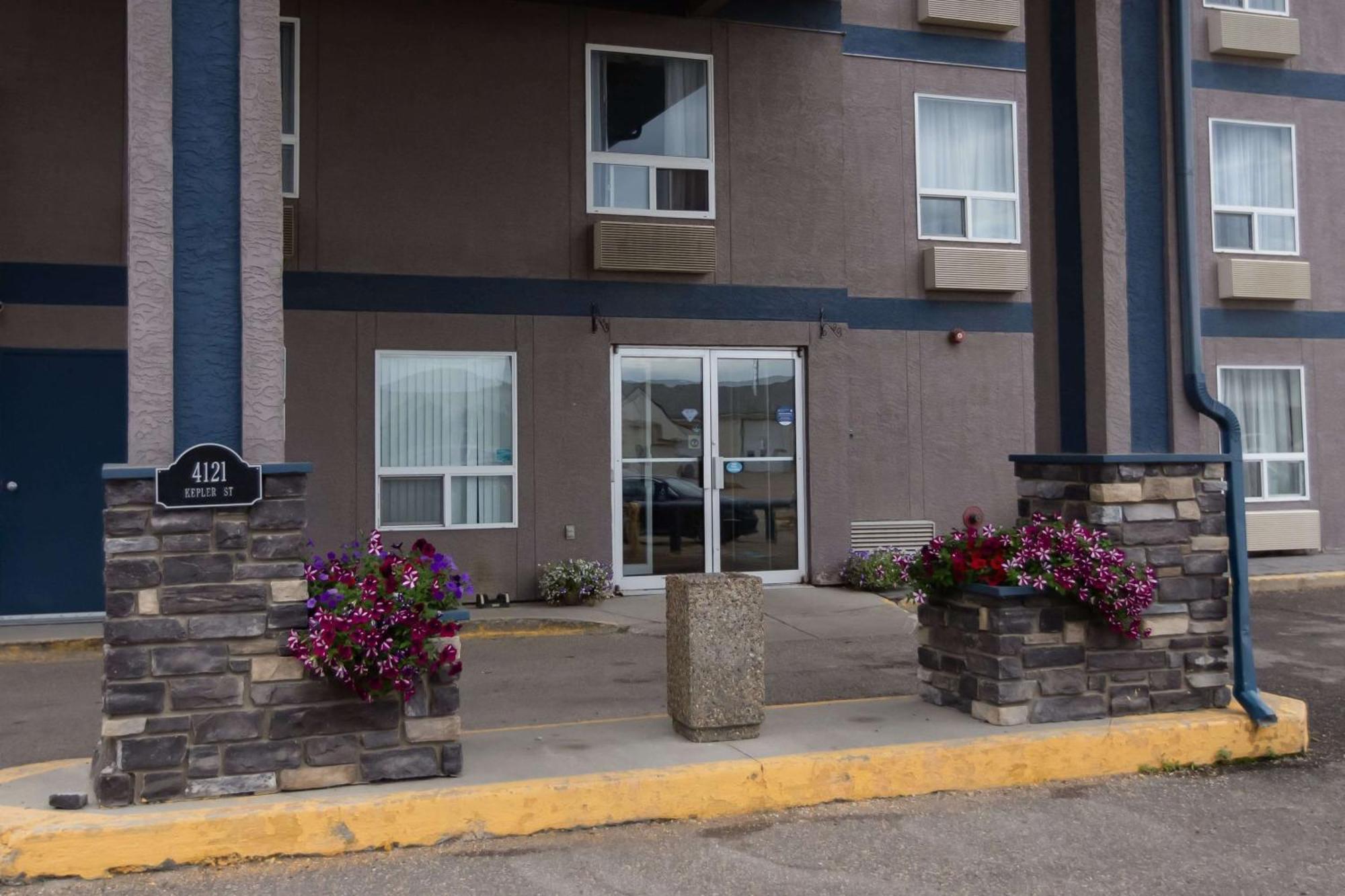 Super 8 By Wyndham Whitecourt Otel Dış mekan fotoğraf