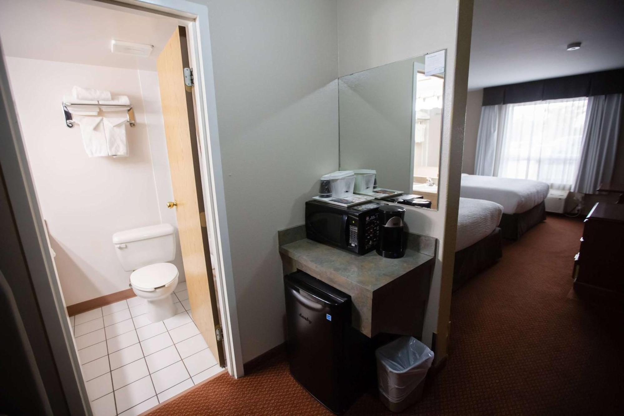 Super 8 By Wyndham Whitecourt Otel Dış mekan fotoğraf