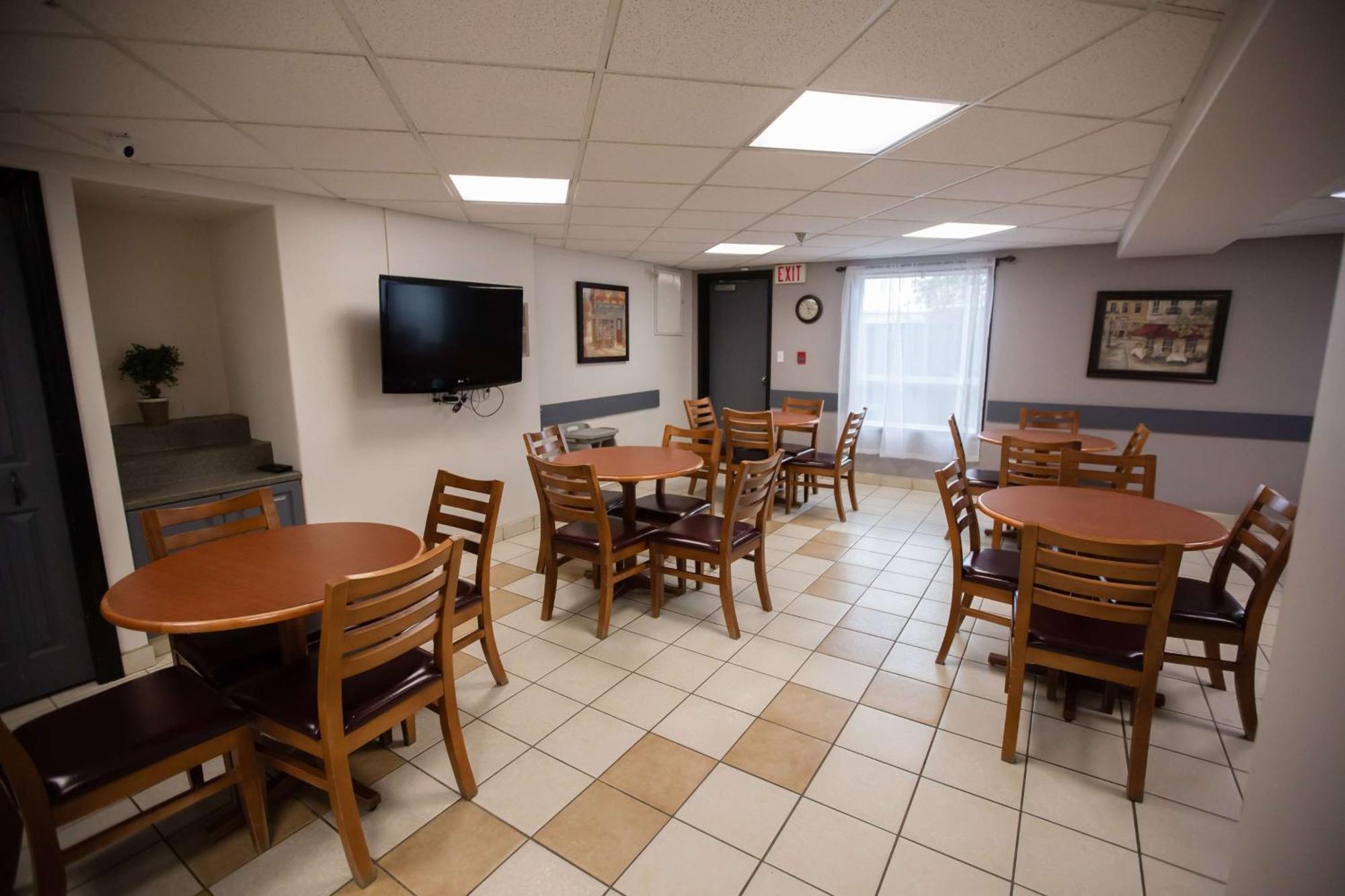 Super 8 By Wyndham Whitecourt Otel Dış mekan fotoğraf